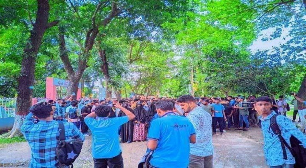 বগুড়া আজিজুল হক কলেজে ককটেল বিস্ফোরণে আহত ৪ শিক্ষার্থী