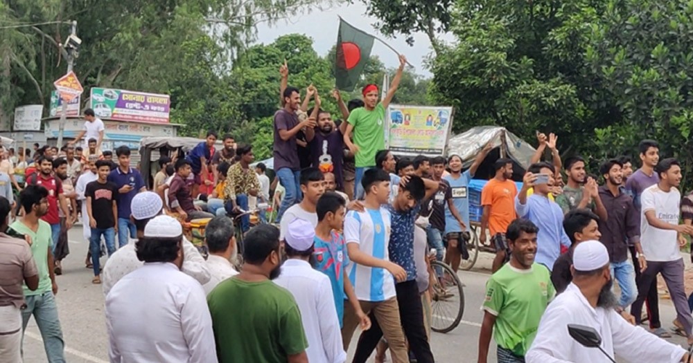 দিল্লিকে কাঁদিয়ে প্লে-অফের লড়াইয়ে টিকে রইল বেঙ্গালুরু