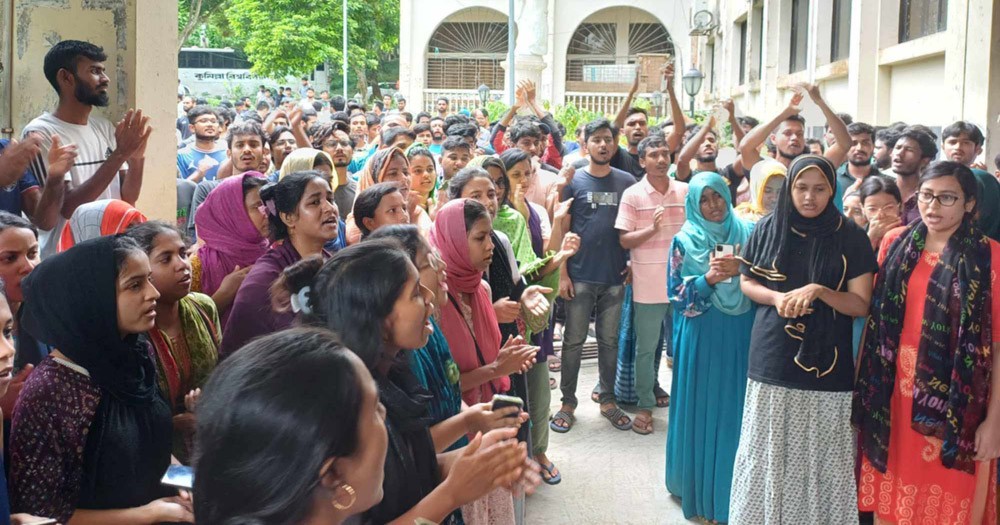 হল ত্যাগের নির্দেশে উত্তাল কুমিল্লা বিশ্ববিদ্যালয়
