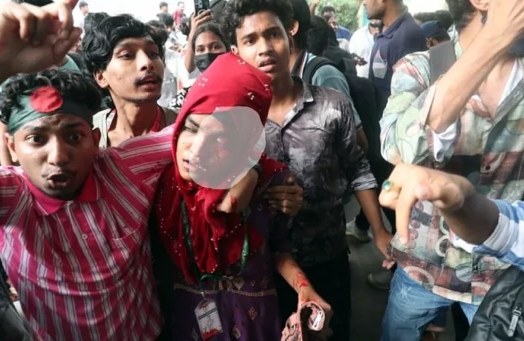 ঢাকা বোর্ডে তুলকালাম, কর্মকর্তারা অবরুদ্ধ (ভিডিও)