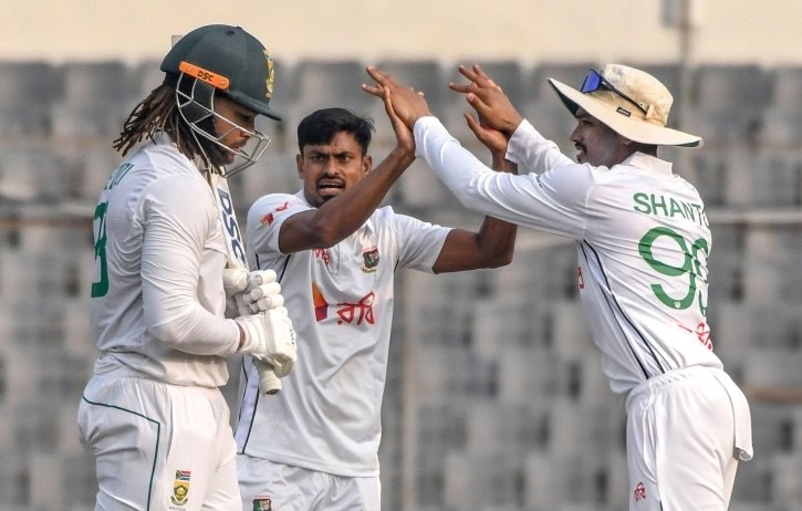 অন্ধকারে ব্যাটাররা, তাইজুলের ৫ উইকেটে লড়াইয়ে বাংলাদেশ
