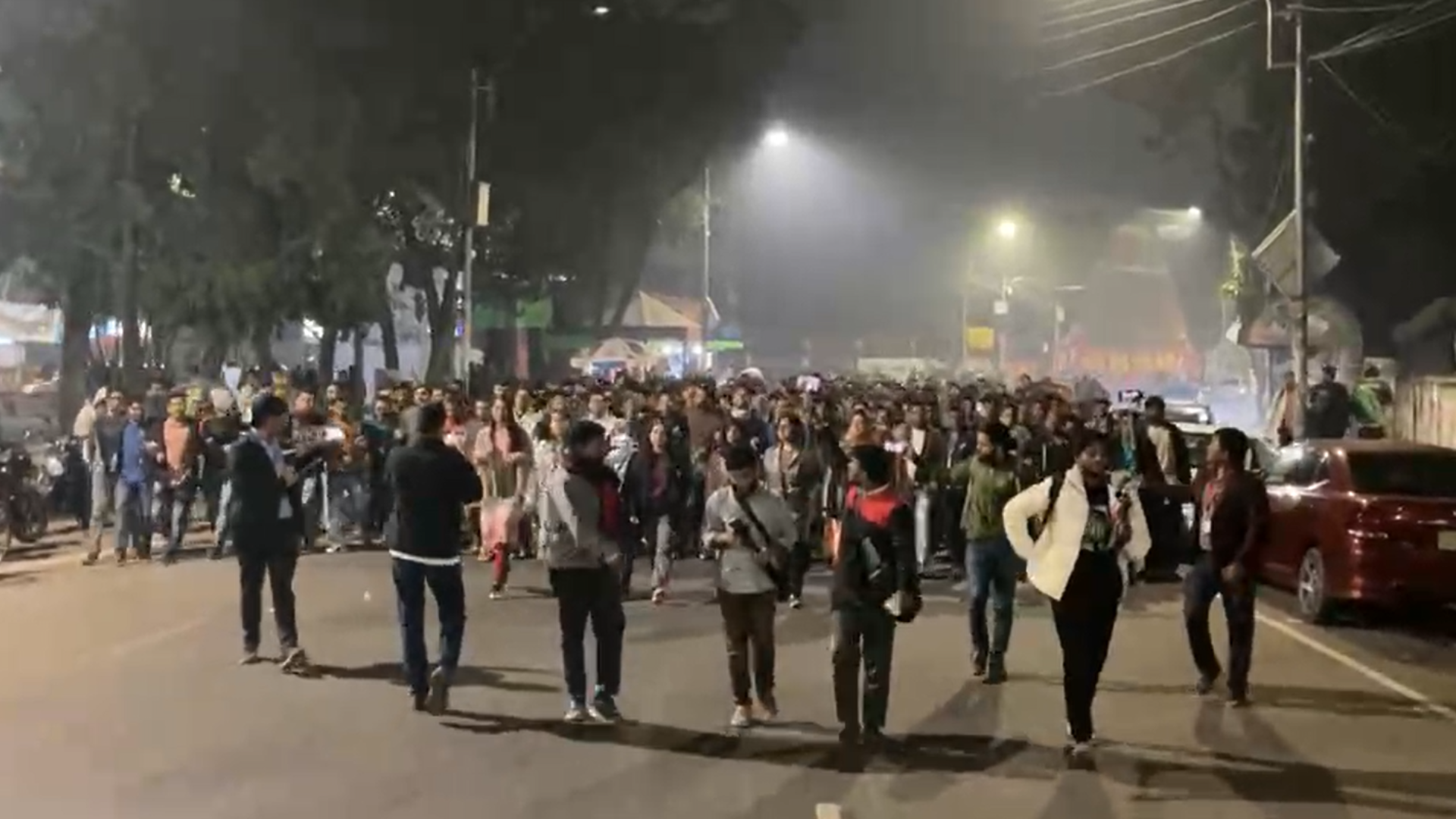 ছাত্রদলের বিরুদ্ধে অপপ্রচারের প্রতিবাদে রাতে ঢাবি ক্যাম্পাসে বি'ক্ষো'ভ মিছিল (ভিডিও)