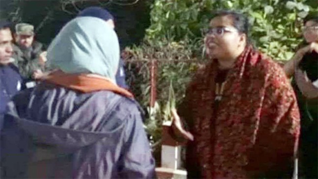 ছাত্রীর হাতে লাঞ্ছিত শিক্ষক, ভিডিও ভাইরাল