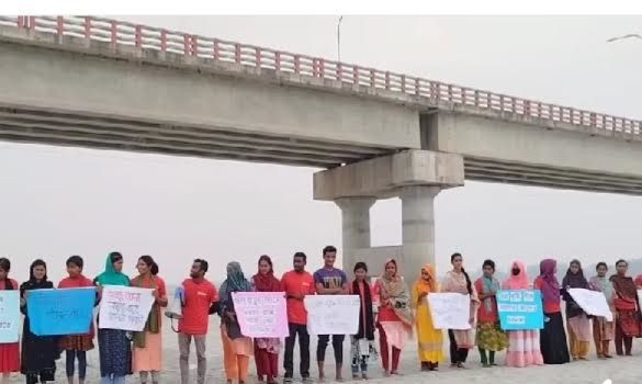 ফুলবাড়ীতে ধরলা নদী ড্রেজিং এর দাবিতে মানববন্ধন