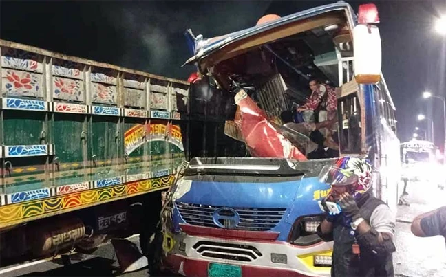 পদ্মা সেতুতে বাস-ট্রাকের সংঘর্ষে নিহত ২