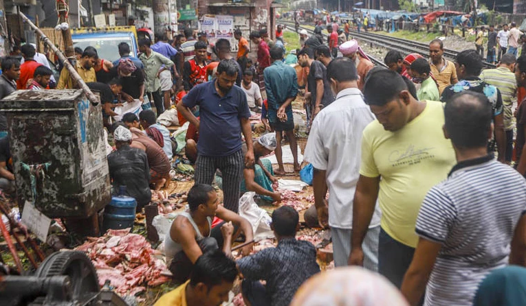 ঢাকায় কোরবানির মাংসের অস্থায়ী বাজার: ২০০-৭৫০ টাকায় মিলে ১ কেজি গরুর মাংস
