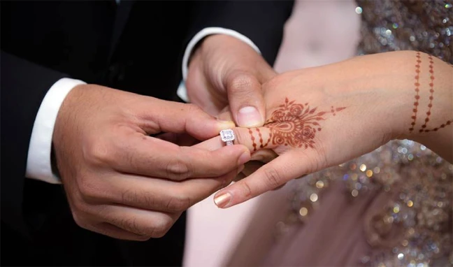 রাসুল (সা.) যে আঙুলে আংটি পরতে নিষেধ করেছেন 