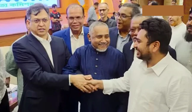 সংলাপের বাইরে সৌহার্দ্যের বার্তা: হাতে হাত রাখলেন সালাহউদ্দিন-নাহিদ-তাহের