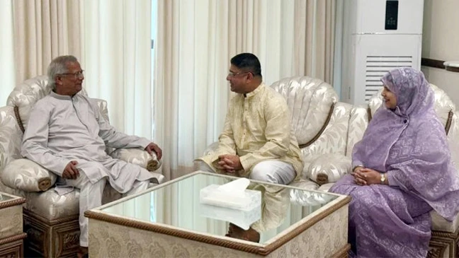 প্রধান উপদেষ্টার সঙ্গে সস্ত্রীক সাক্ষাৎ করলেন সেনাপ্রধান