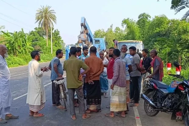 দিনাজপুরে দাঁড়িয়ে থাকা ট্রাকে বাসের ধাক্কা, নিহত ৫