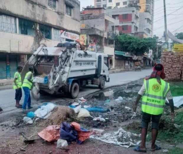 গাসিক পরিচ্ছন্ন রাখতে চলছে পশুর বর্জ্য অপসারণ কার্যক্রম