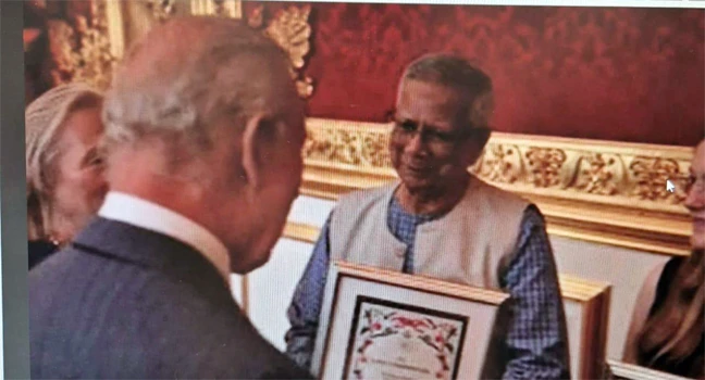‘কিংস চার্লস হারমনি অ্যাওয়ার্ড’ গ্রহণ করলেন প্রধান উপদেষ্টা