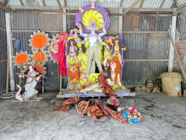 ধামরাই রাতের আধারে মন্দিরের প্রতীমা থেকে অলংকার চুরি