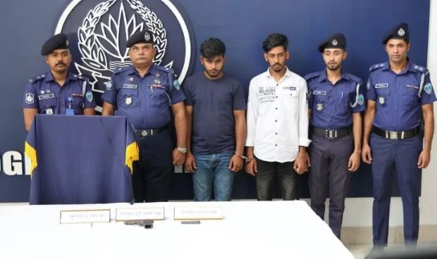 চট্টগ্রামে বিদেশি পিস্তল, ম্যাগজিন ও গুলিসহ গ্রেফতার-২
