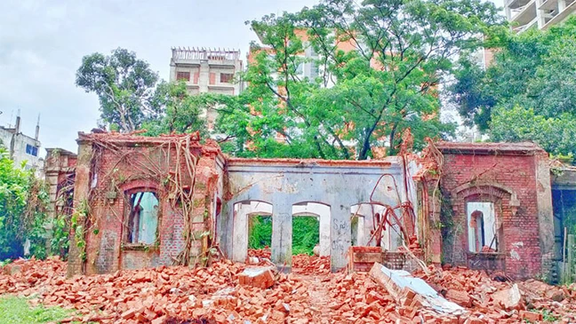 সত্যজিৎ রায়ের ‘পূর্বপুরুষের’ বাড়ি নয়: হরিকিশোর রোডের ভবন ভাঙা নিয়ে বিতর্কে জেলা প্রশাসনের ব্যাখ্যা