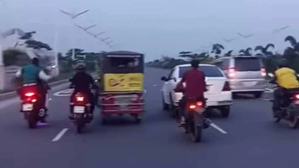 সামাজিক মাধ্যমে ভিডিও ভাইরাল বেপরোয়া সেই অটোরিকশার চালক মুচলেকা দিয়ে ছাড়া পেয়েছেন