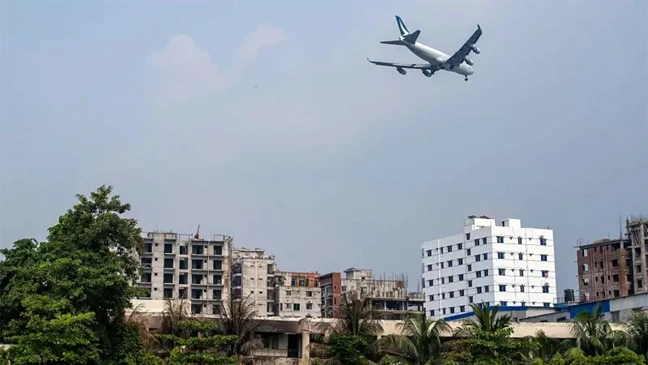 ঢাকার আকাশে সামরিক বিমান, শহরে ঘাঁটি ও বিমানবন্দর থাকার ঝুঁকি কী?