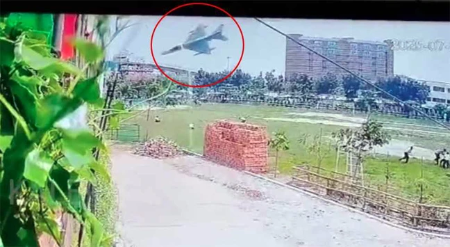 উত্তরায় বিমান বিধ্বস্তের নতুন সিসিটিভি ফুটেজে যা দেখা গেল (ভিডিও)
