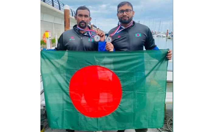 দুই বাংলাদেশির ৩৭ বছর পর ইংলিশ চ্যানেল পাড়ি 
