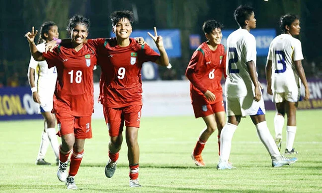 নারী সাফ অনূর্ধ্ব-২০ চ্যাম্পিয়নশিপে শ্রীলঙ্কাকে ৫-০ গোলে উড়িয়ে দিয়ে শিরোপার দ্বারপ্রান্তে বাংলাদেশ