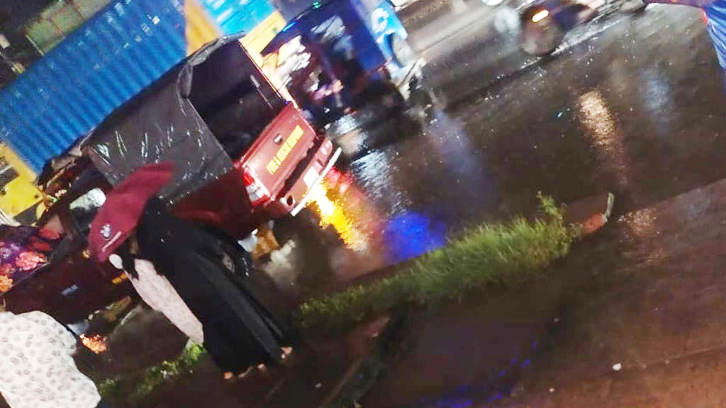 ঢাকনাবিহীন ম্যানহোলে পড়ে নারী নিখোঁজ, ফায়ার সার্ভিসের কর্মীরা উদ্ধারের চেষ্টা চালাচ্ছেন