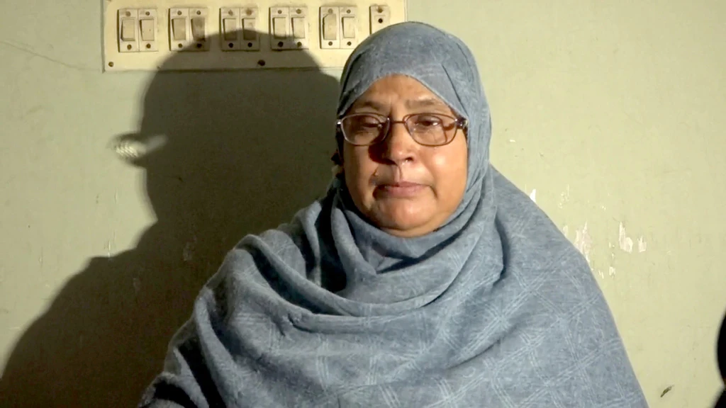 বাড়ির নিচতলায় গ্যারেজে বসে চোখের পানি ফেলছেন, ছেলের বিরুদ্ধে মাকে বাড়িতে ঢুকতে না দেওয়ার অভিযোগ