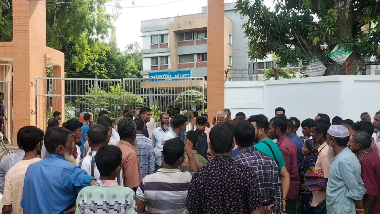 থানার সামনের পুকুরে সিজুকে পিটিয়ে হত্যা করা হয় (ভিডিও)