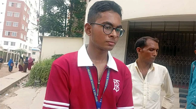 বন্ধুদের অগ্নিগর্ভ মৃত্যু আর নিজের জীবনের অলৌকিক বেঁচে থাকার বেদনায় বিধ্বস্ত তাসকিন