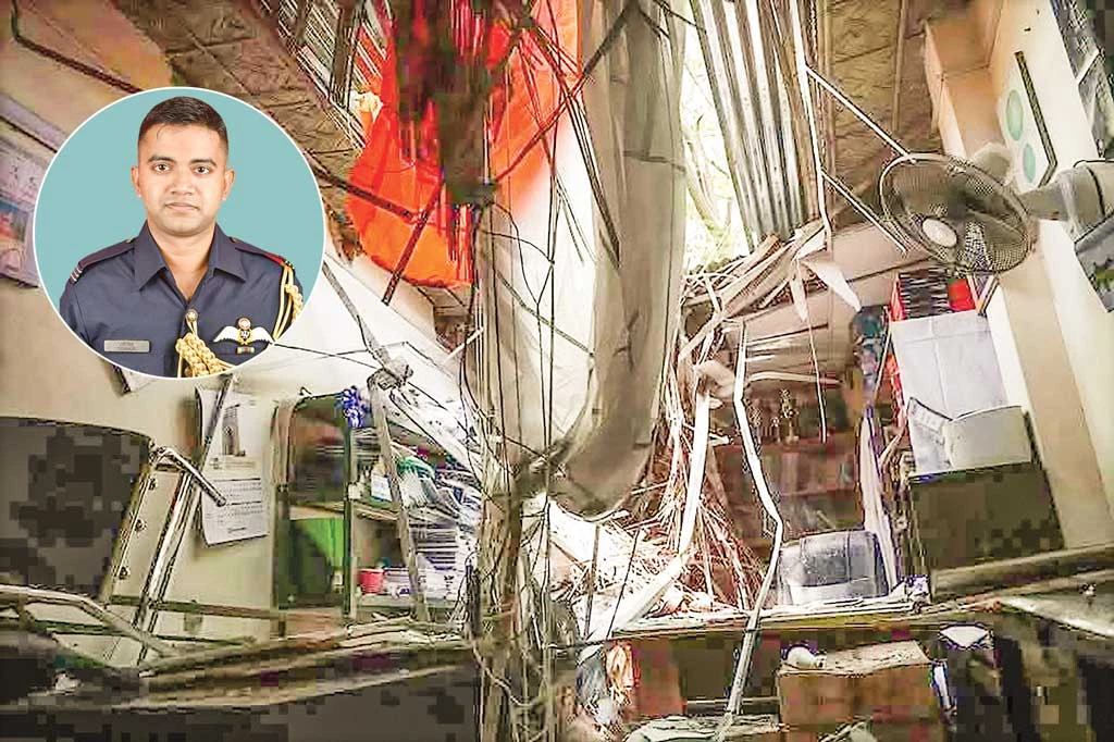 বিমান বিধ্বস্তের আগে প্যারাশুটে ঝাঁপ, টিনশেড ছাদ ভেঙে পড়ে এক ঘণ্টা পর জীবিত উদ্ধার পাইলট