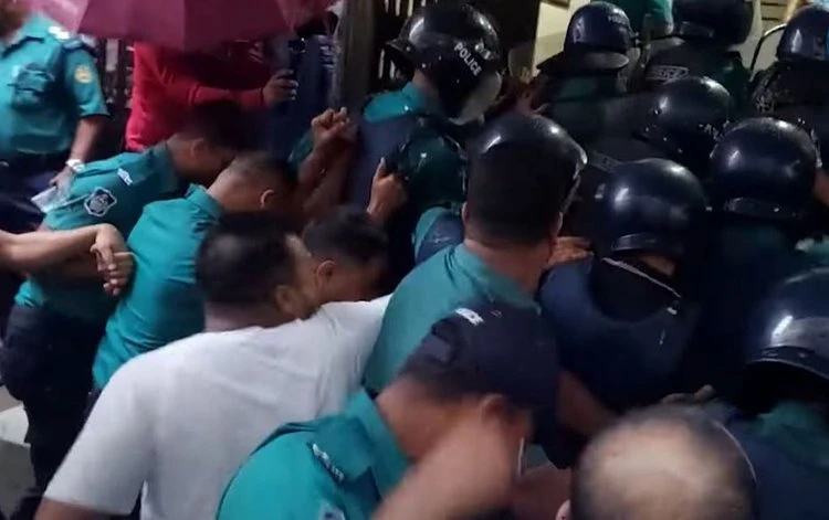 বিএসবির খায়রুল বাশারকে আদালত প্রাঙ্গণে ডিম নিক্ষেপ, কিল-ঘুষি