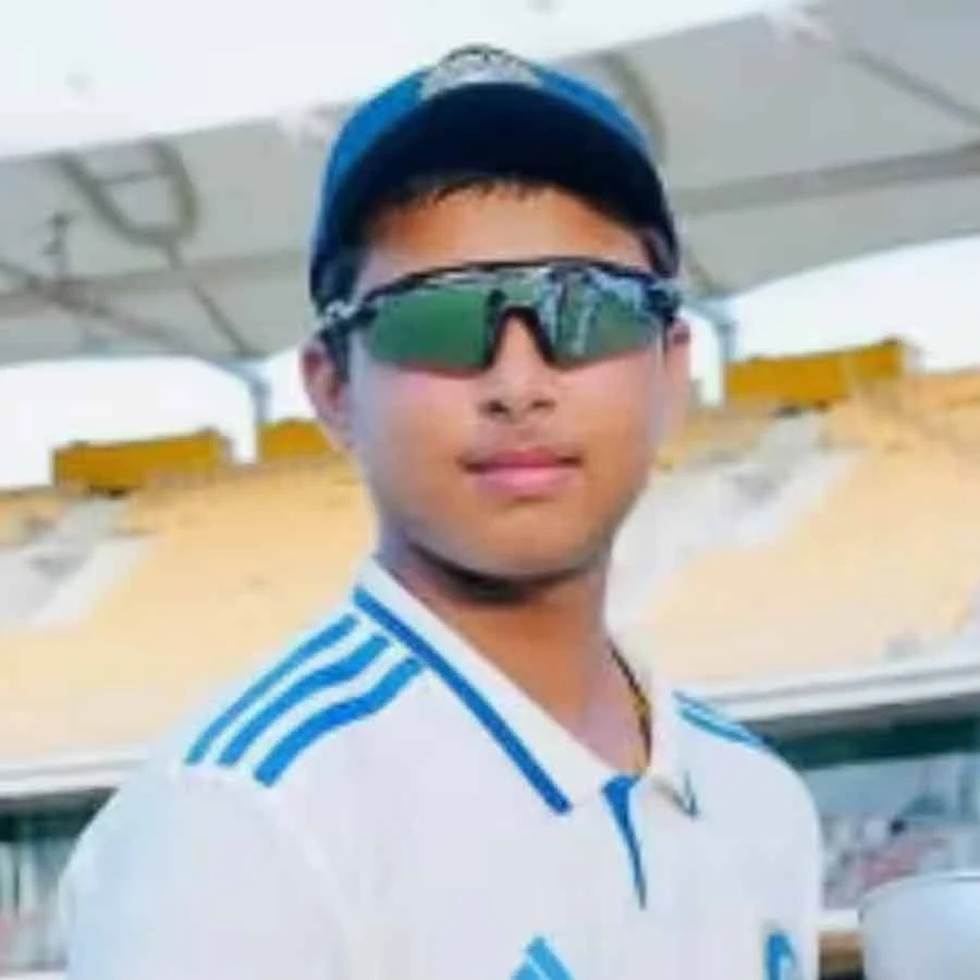 ইংল্যান্ডের মাটিতে ভারতীয় ক্রিকেটার ১৪ বছ‌রের বৈভবের ই‌তিহাস, ব‍্যাট নয়, এবার বল হাতে রেকর্ড 