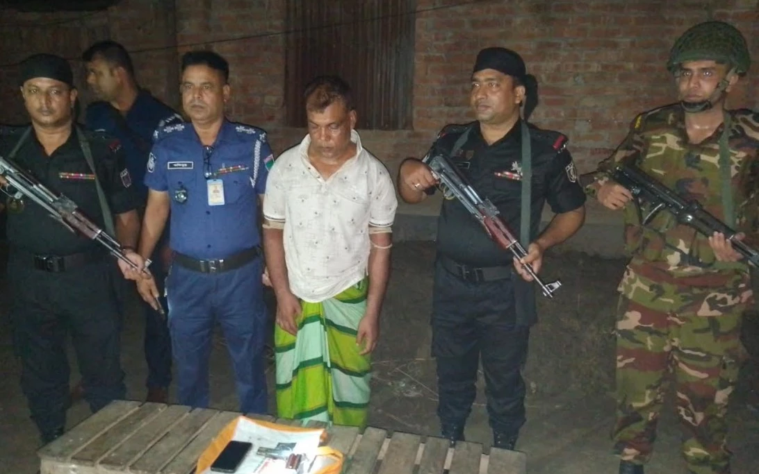 কালীগঞ্জে বিদেশী পিস্তল সহ একাধিক মামলার আসামি শীর্ষ সন্ত্রাসী ঘ্যানা গ্রেফতার