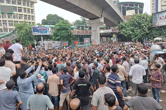 শাহবাগ মোড় অবরোধ করলো স্বেচ্ছাসেবক দল
