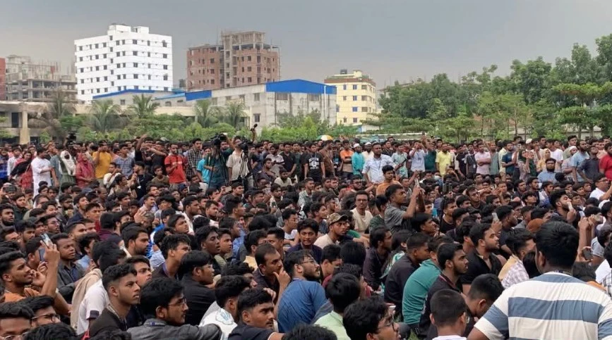 মাইলস্টোনে শিক্ষার্থীদের সাথে পুলিশের ধাওয়া-পাল্টা ধাওয়া, আহত অন্তত তিনজন