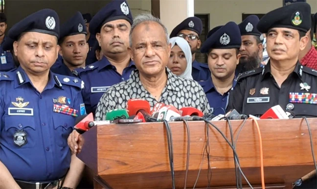 ২০ জনের জায়গায় ২০০ আসামি, তদন্তে সময় লাগবে’ — স্বরাষ্ট্র উপদেষ্টা