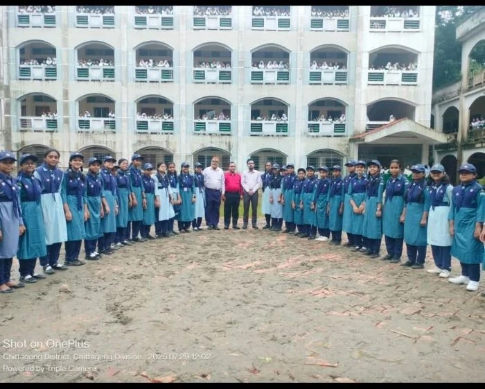 ডি‌সি আসার সুবা‌দে কাঁদামুক্ত হাটার সু‌যোগ পেল বাঁশখালী সরকারি বালিকা উচ্চ বিদ্যালয়ের শিক্ষার্থীরা