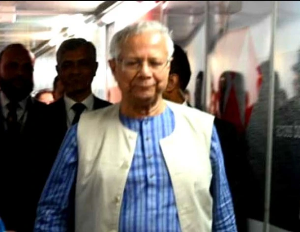 মাইলস্টোনে বিমান দুর্ঘটনায় আহতদের খোঁজ নিতে বার্ন ইনস্টিটিউটে প্রধান উপদেষ্টা