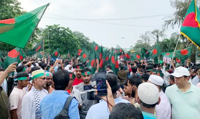 বৃষ্টি উপেক্ষা করে ‘৩৬ জুলাই উদ্‌যাপন’ আয়োজনে জনতার ঢল (ভিডিও)