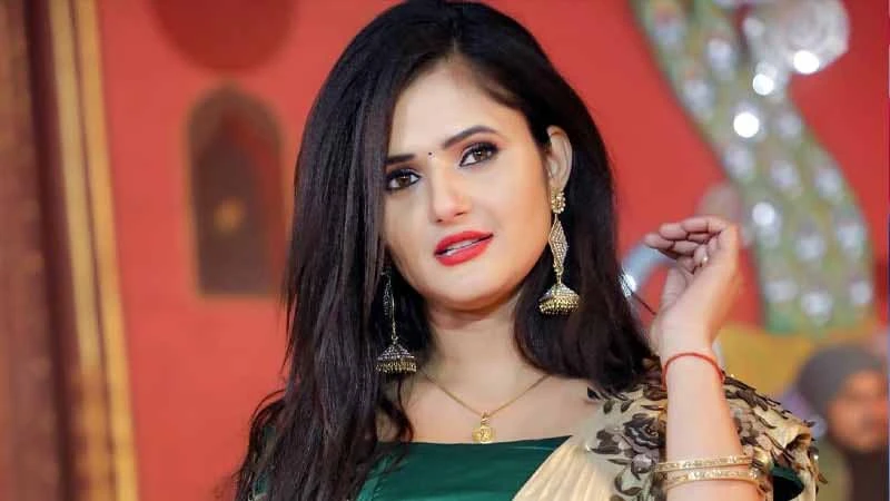 শরীরে আপত্তিকর স্পর্শ, ইন্ডাস্ট্রি ছাড়ার ঘোষণা অভিনেত্রীর