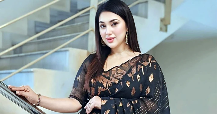 স্রোতের বিপরীতে অপু বিশ্বাস: বিতর্ক এড়িয়ে নিজের পথে