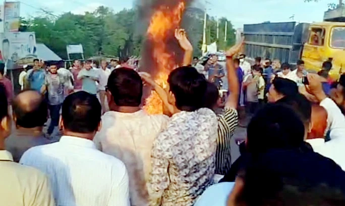 ইসিতে ধাক্কাধাক্কি: রুমিন ফারহানার অনুসারীদের মহাসড়ক অবরোধ, এনসিপির বিক্ষোভ