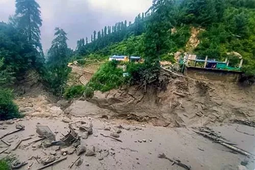 কাশ্মীরে ভয়াবহ বন্যা: নিহত অন্তত ৩২, বহু নিখোঁজ