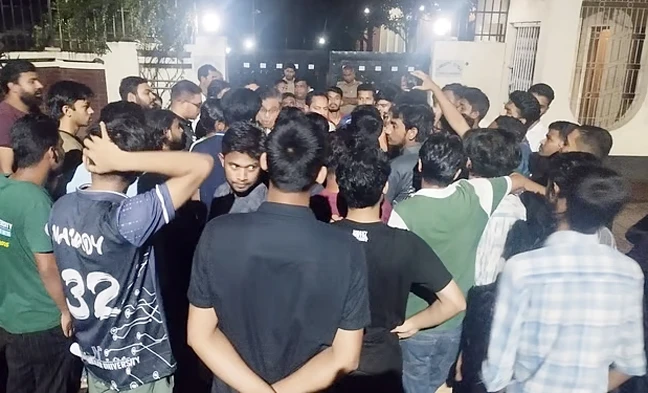 ঢাকা বিশ্ববিদ্যালয়ের পর এবার জাহাঙ্গীরনগরে হলে ছাত্ররাজনীতি নিষিদ্ধের দাবিতে বিক্ষোভ