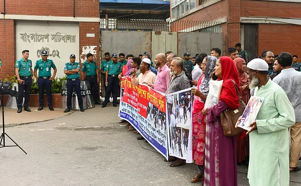 জুলাই শহীদ পরিবার ও আহতরা ‘আল্টিমেটাম’ দিয়ে সচিবালয়ের সামনের সড়ক ছাড়লেন