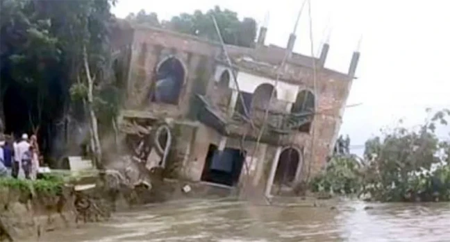 চোখের পলকে পদ্মায় বিলীন জাজিরার দ্বিতল মসজিদ  (ভিডিও)