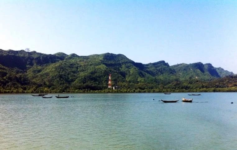 মিয়ানমারে তীব্র সংঘর্ষ: নাফ নদীর পাড়ে কয়েকশ রোহিঙ্গা, বাংলাদেশে প্রবেশে বাধা