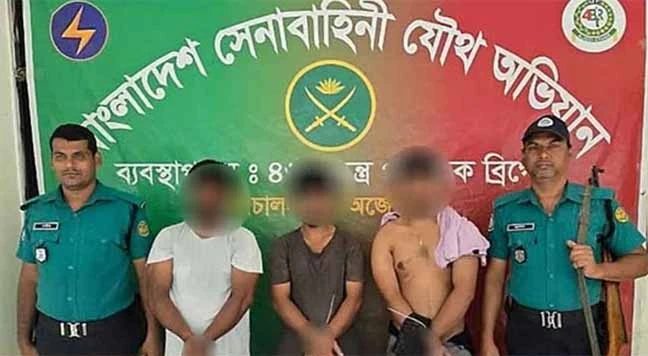 পুরান ঢাকায় কুখ্যাত সন্ত্রাসীর বাসায় সেনাবাহিনীর অভিযান, অতঃপর...