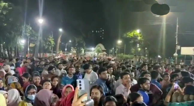 মধ্যরাতে উত্তাল ঢাবি: শিক্ষার্থীদের বিক্ষোভ (ভিডিও)