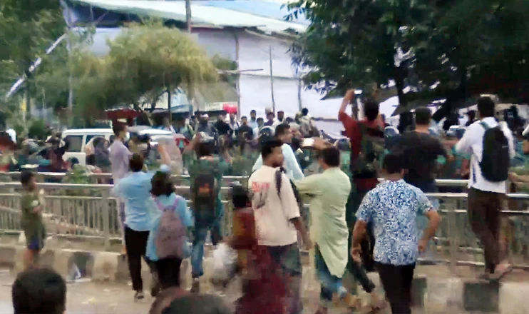 শাহবাগে ‘জুলাই যোদ্ধাদের’ দুই গ্রুপের সংঘর্ষ  (ভিডিও)