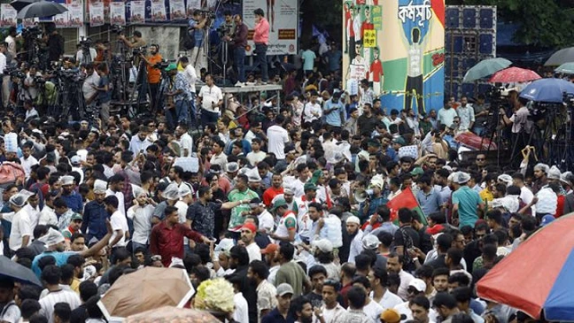 বৃষ্টি উপেক্ষা করে ছাত্রদল নেতাকর্মীদের স্লোগানে মুখর শাহবাগ (ভিডিও)